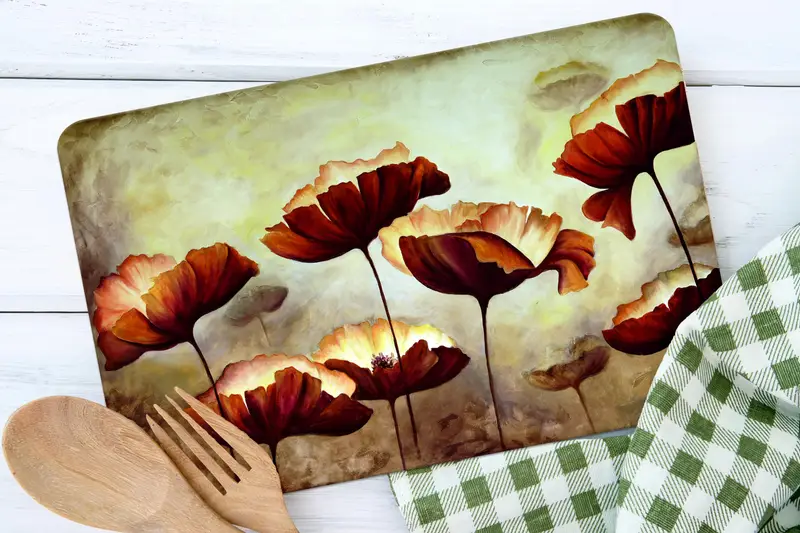 抽象的な花柄のガラスのまな板、モダンなキッチンの必需品