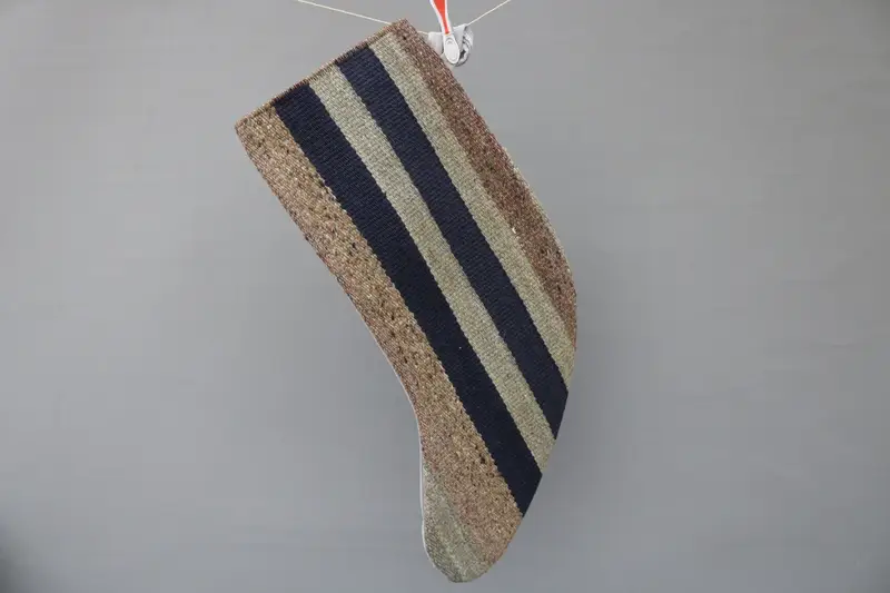 Patrón de adornos de bronce, calcetín navideño marrón de 9 pulgadas