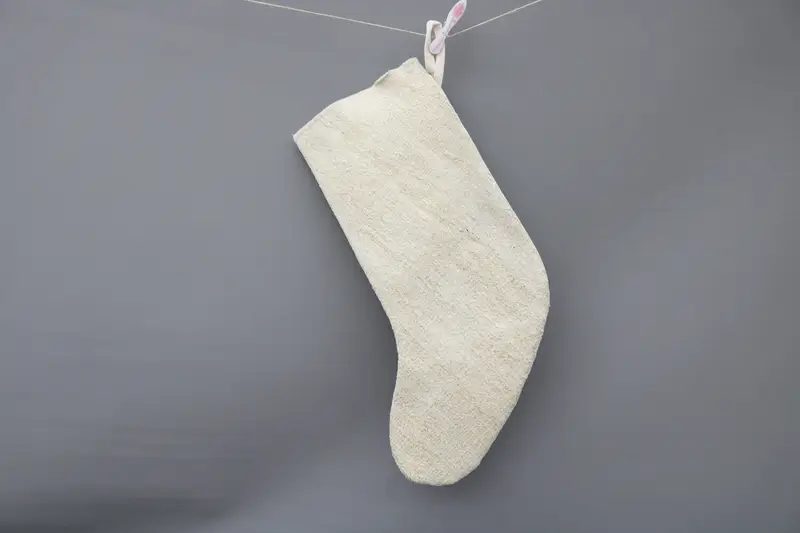 Medias navideñas beige con patrón de adornos, decoración festiva