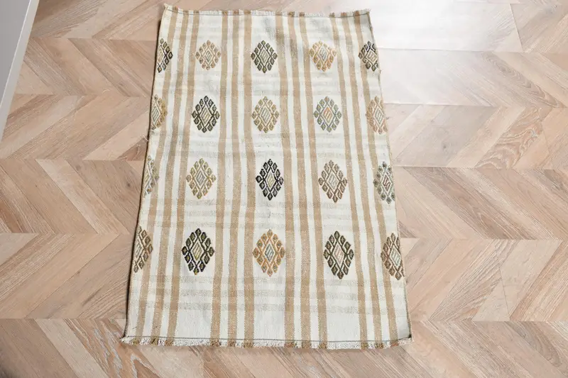 Alfombra pequeña Kilim turca vintage de 2x3 pies, lana de alfombra del suroeste blanca - 1