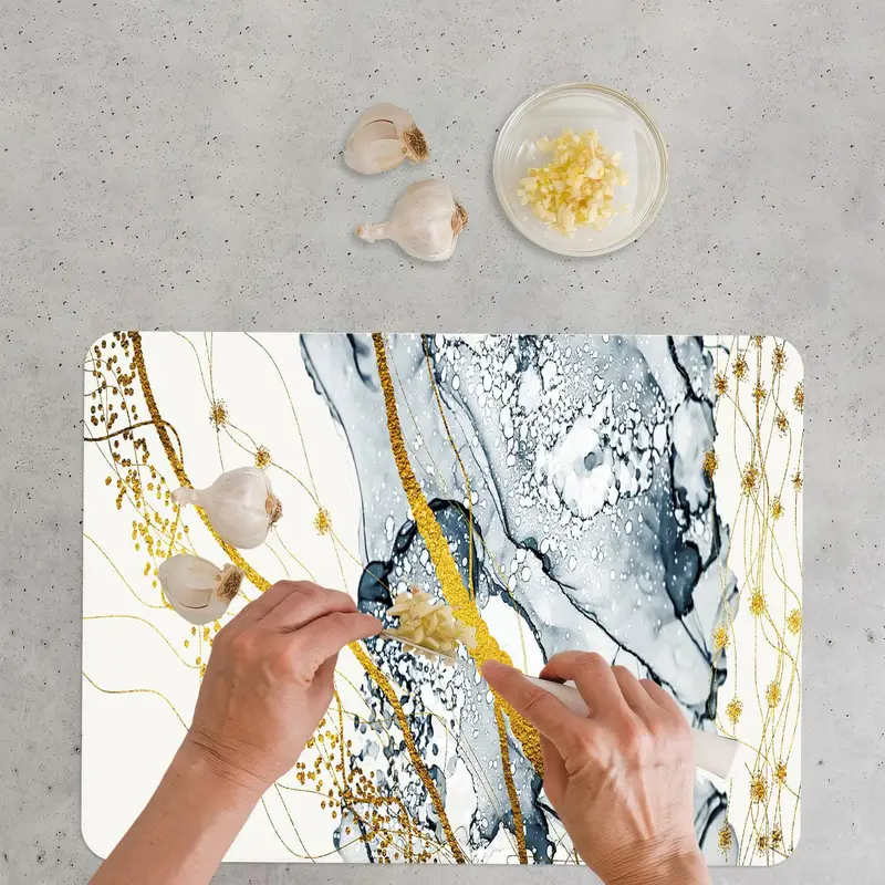 きらめくゴールドの大理石ガラスのまな板、現代的なキッチンデザイン