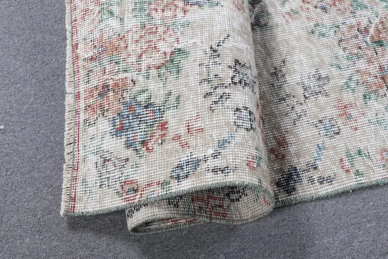 エレガントなベージュのモロッコ風ラグ、2.8x5.4フィート、グリーンアクセント付き