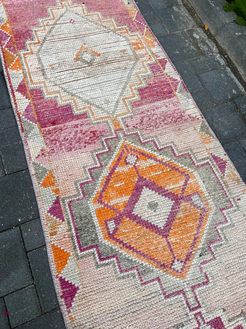 Elegant Pink Oriental Rug, 2,9x11,8 ft Vibrant Decor