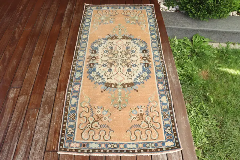 Handgefertigter Teppich in Orange und Blau, 0,2 x 4,3 Fuß, botanisches Design