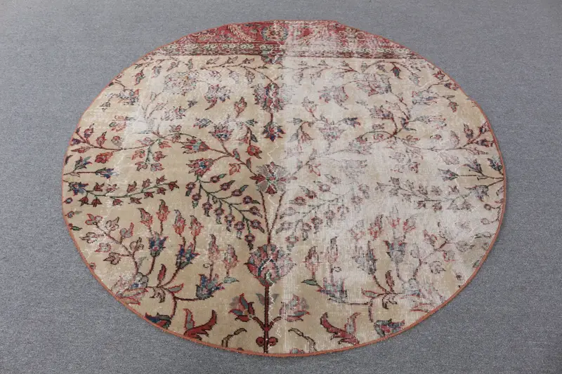 Eleganter beigefarbener Orientteppich, 5,6 x 5,58 Fuß mit roten Akzenten