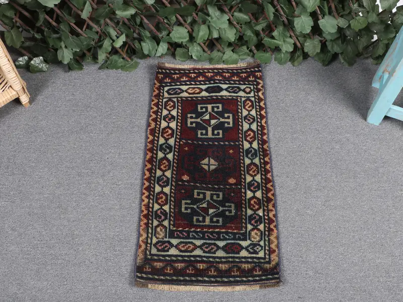 Blauer Teppich mit rotem Rand, 1,3 x 2,5 Fuß, schickes Dekor