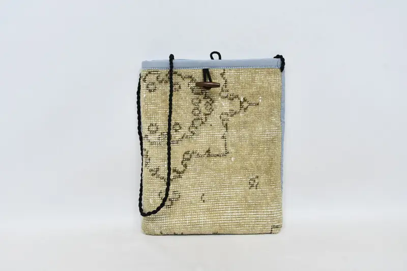 調節可能なストラップ付きキリムバッグ、ヴィンテージモチーフのウールクロスボディバッグ