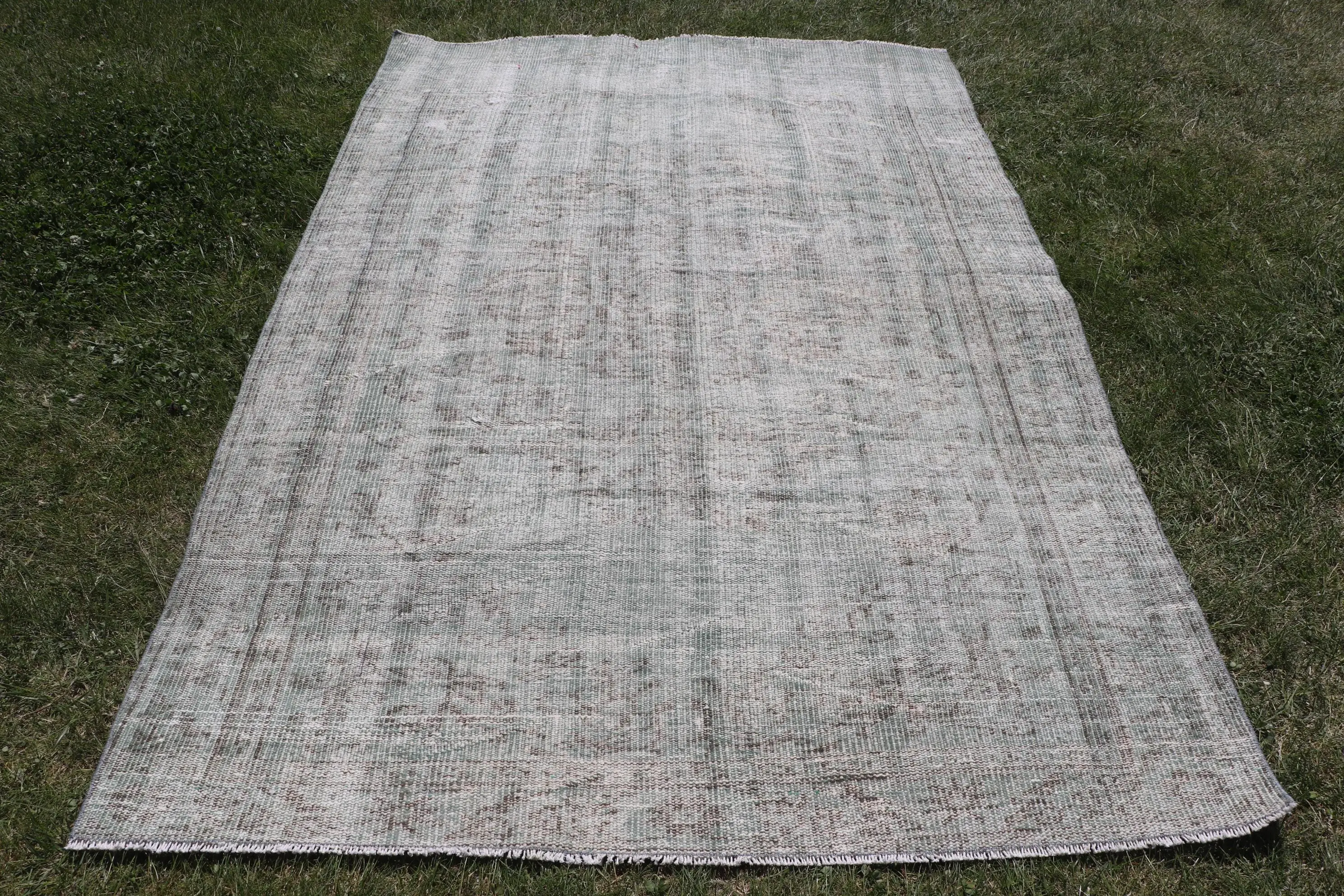 Türkischer Vintage-Teppich, 155 x 233 cm, grauer Blumenteppich - 1