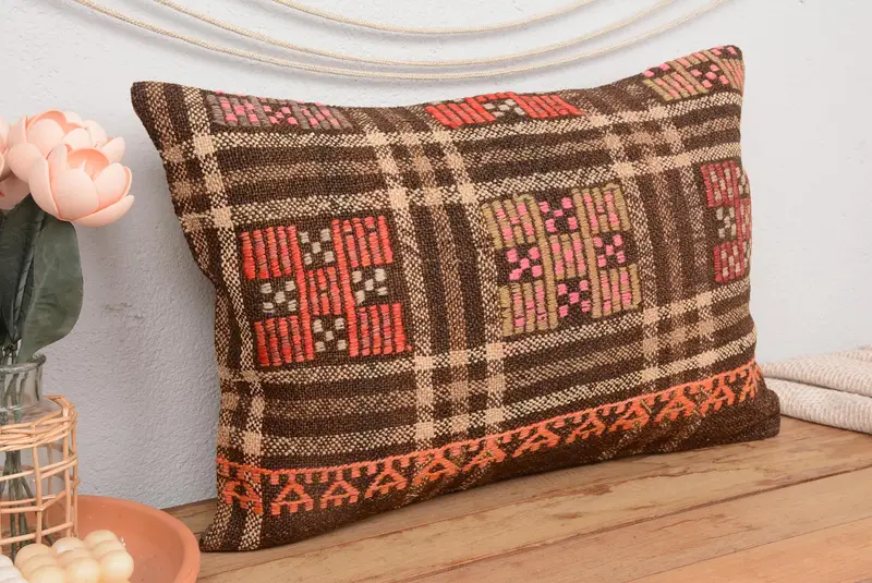 Gesticktes braun-rot gestreiftes Kissen, vielseitiges 16x24 Wurfkissen