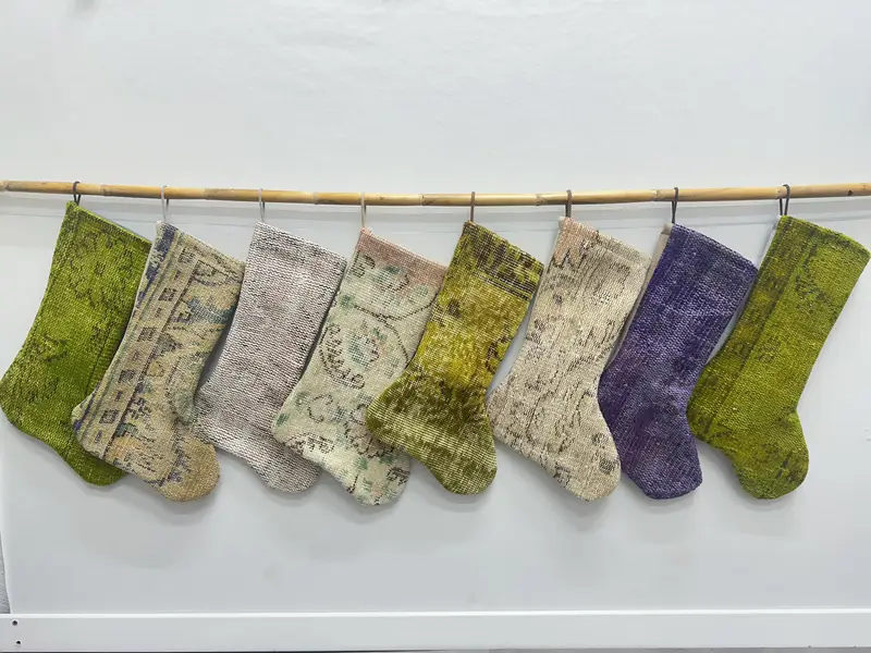 Calcetín con adornos navideños beige y marrón, calcetín navideño de 7 pulgadas de ancho