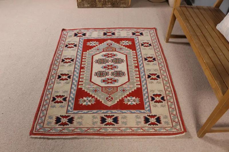Türkischer Akzentteppich 3,8 x 4,9 Fuß, Vintage Oushak-Wollteppich mit roten Pflanzen und Bäumen - 1