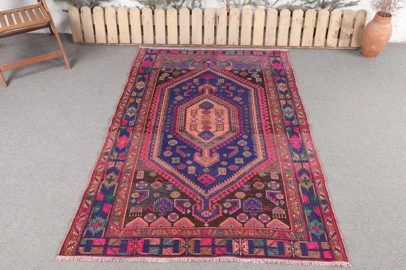 El Yapımı Mavi Oryantal Halı, Pembe Desenli 4,5x6,5 ft