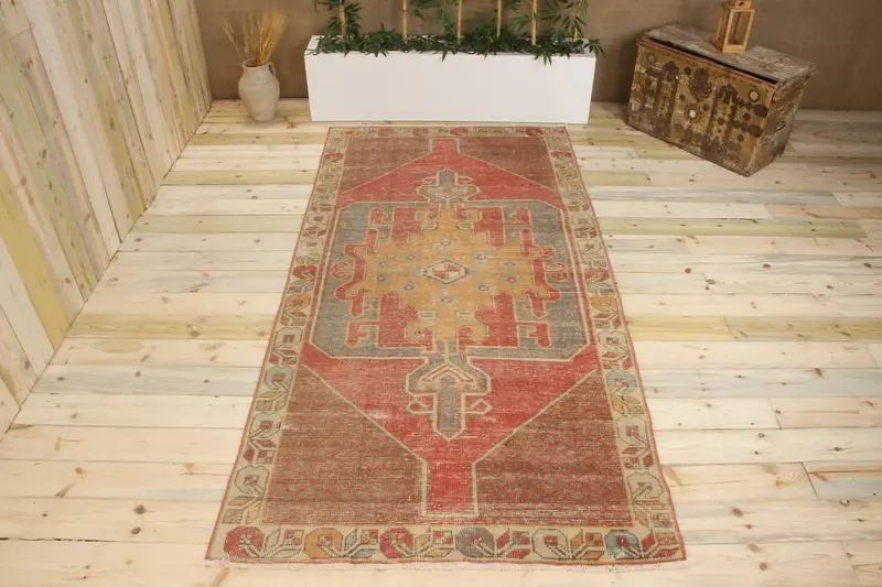 手作りのレッドフローラルラグ、0.4x8.9フィートの鮮やかな装飾