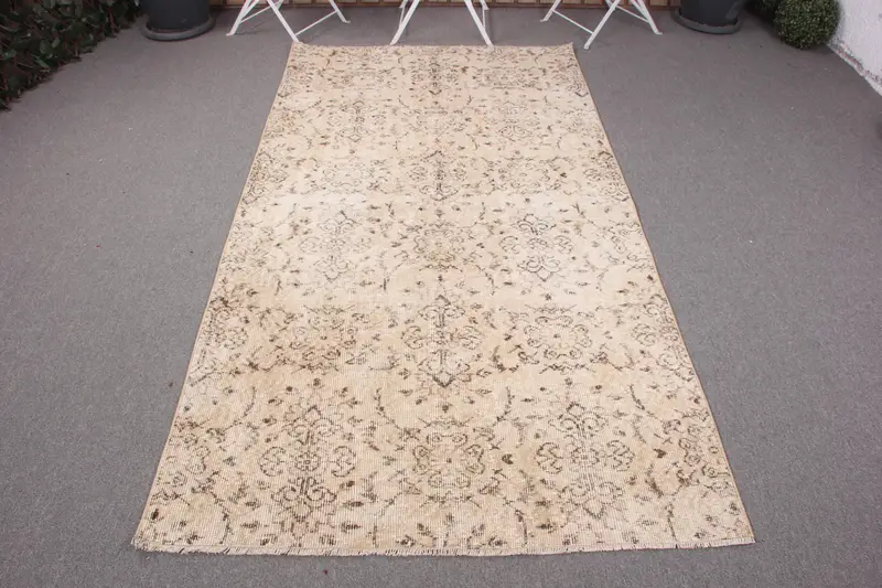 エレガントなベージュ&ブラウンの花柄ラグ、4x7.7フィートのシックな装飾。