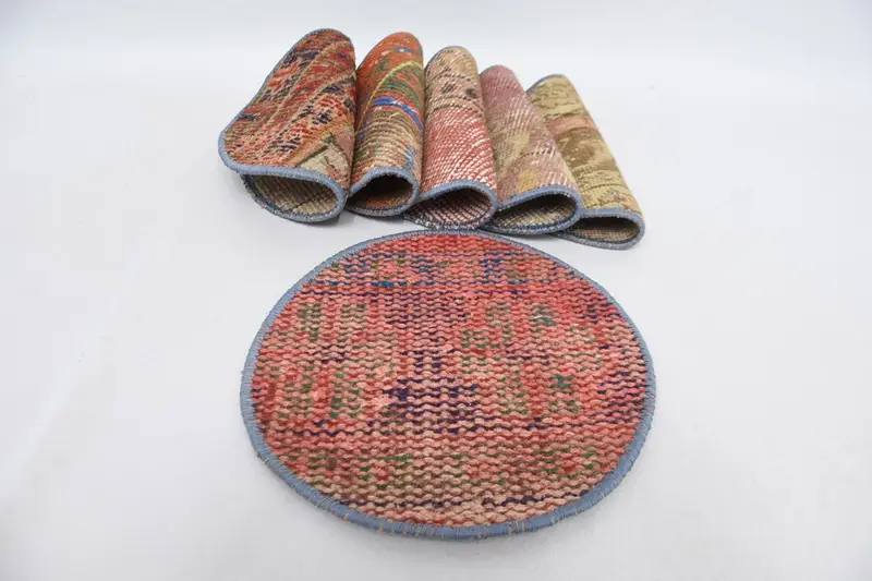 Rote und braune Kelim-Tischsets, elegantes, von türkischen Teppichen inspiriertes Dekor