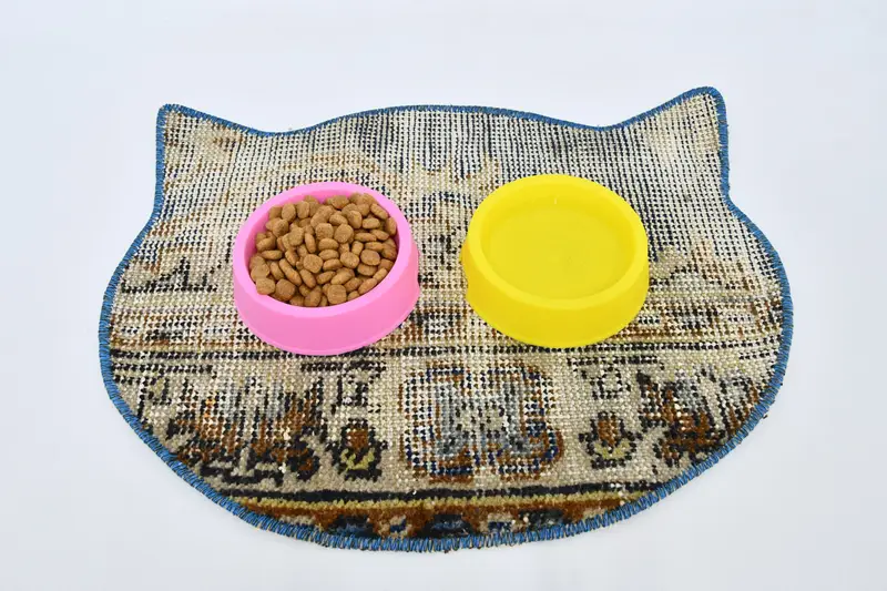 Bej ve Kahverengi Kilim Evcil Hayvan Pedi, Dayanıklı ve Emici Mat