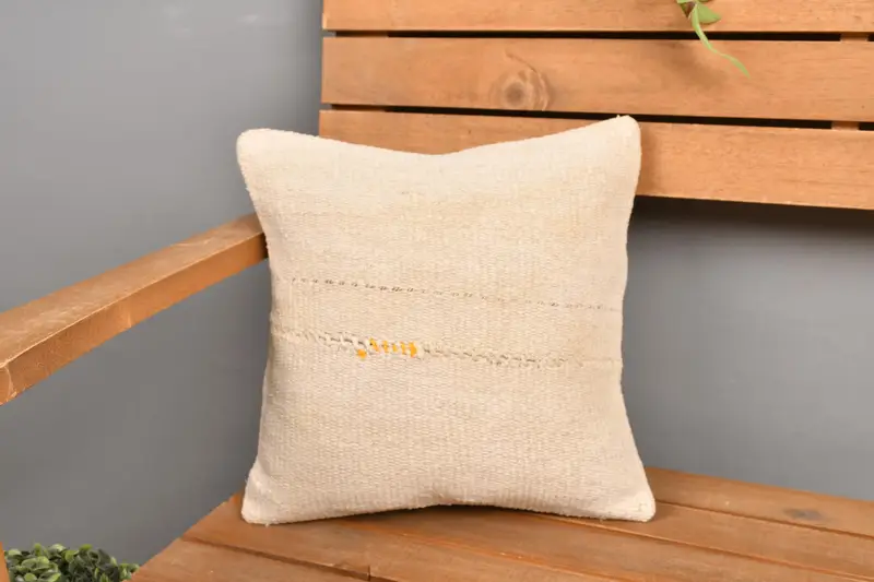 ベージュの刺繍入りクッション、12x12 パッチワーククッション