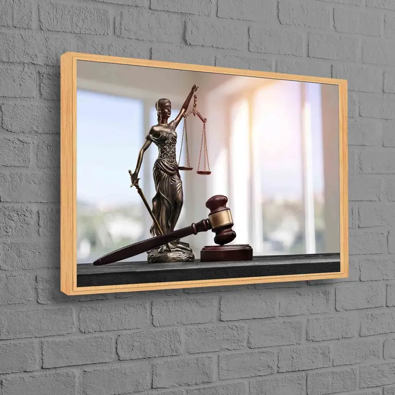 Lady Justice Kanvas: Avukatlar için Zarif Hukuk Bürosu Dekoru
