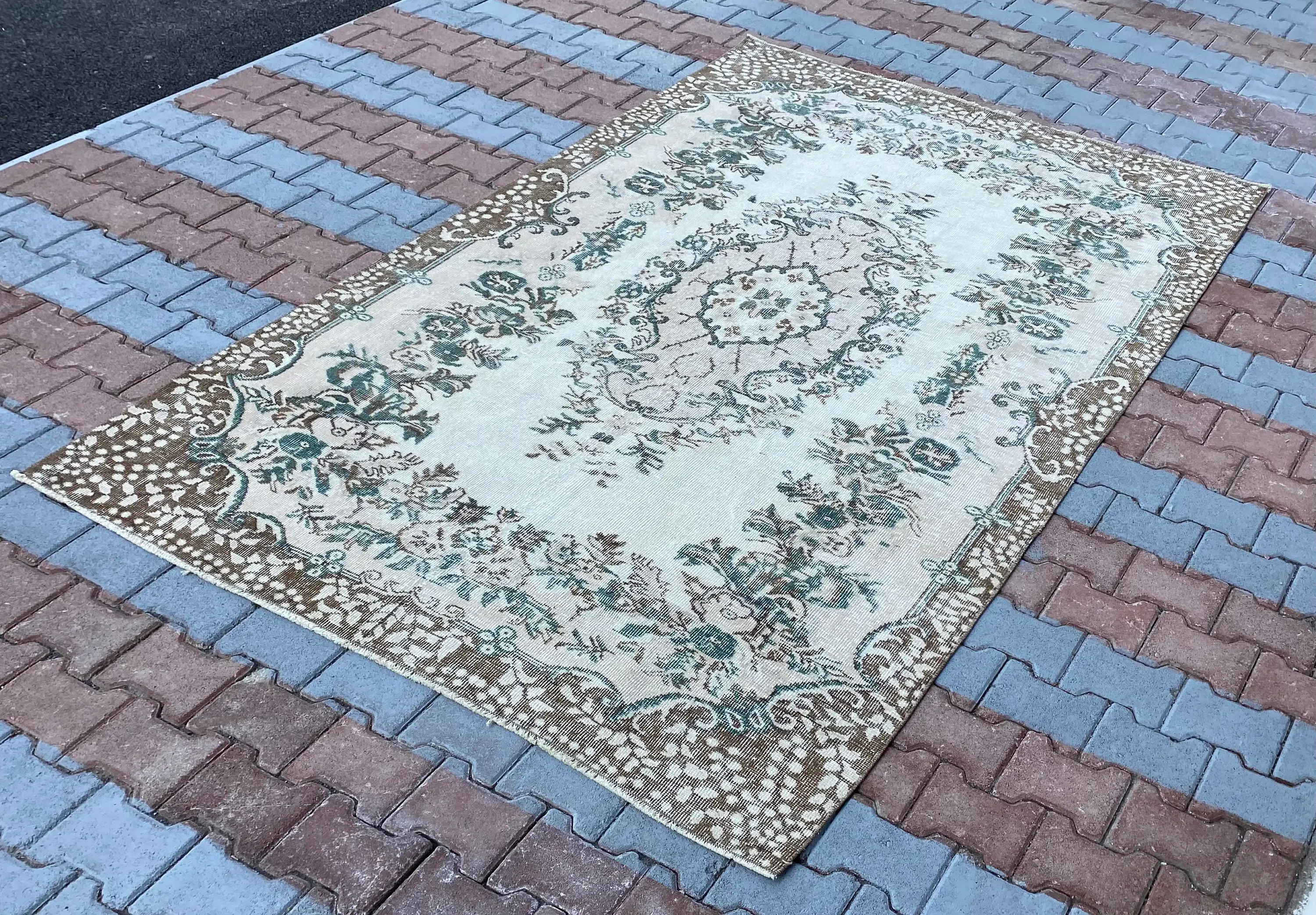 Türkischer Vintage-Teppich, 176 x 264 cm, grün-brauner Blumenteppich - 1
