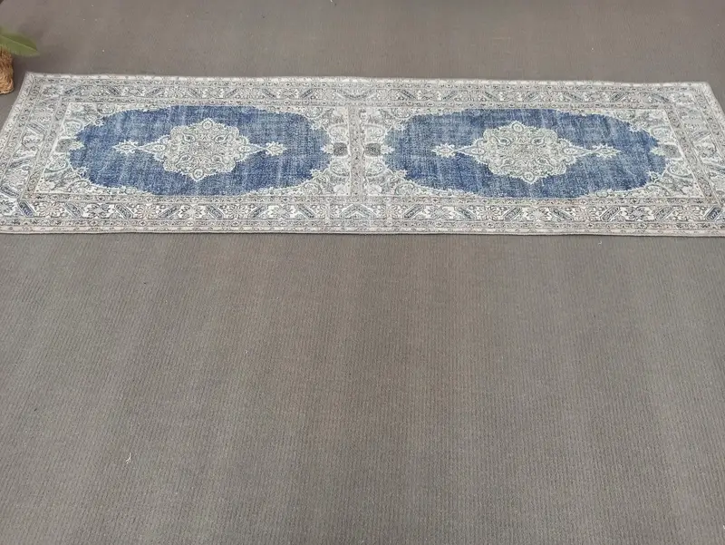 Lacivert Madalyon Çiçek Baskılı Halı, Yumuşak Tonlarda, Geometrik Tasarım