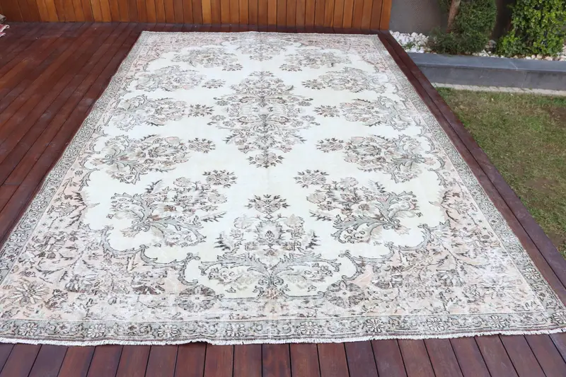 Türk Vintage Oushak Halı 7.3x11.3 ft, Beyaz Büyük Boy Hayvan Baskı Yün Halı - 1