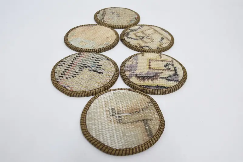 Eleganter Untersetzer in Beige und Bronze, langlebiger runder Getränkeuntersetzer