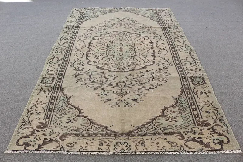8.5x8.5 ft Yeşil & Bej Halı, Puantiyeli Desen