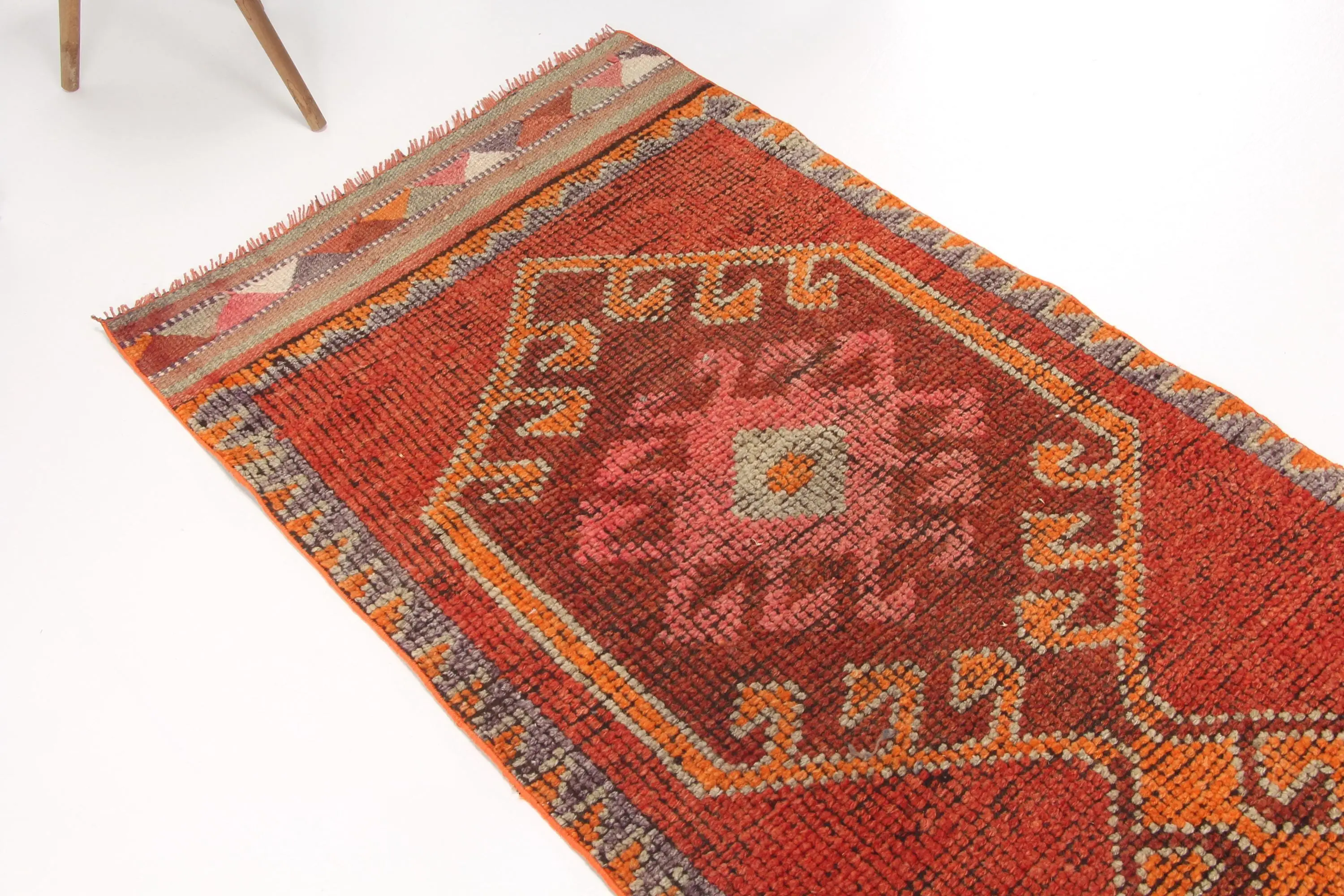 2,9 x 10,4 Fuß großer türkischer Vintage-Läuferteppich, roter Wollteppich mit Blumenmuster - 1