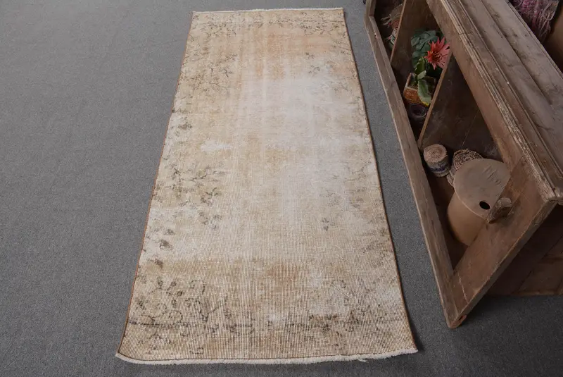 Eleganter beiger Teppich mit schwarzem Rand, 2,8 x 6,5 Fuß