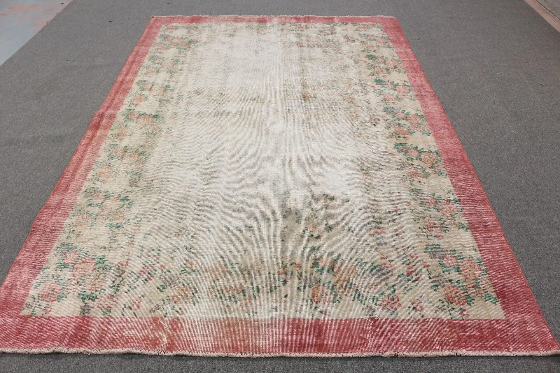 Türkischer Teppich, großer 6,3 x 9,3 Fuß großer Vintage-Teppich, rot-weißer Wollteppich mit Tiermuster - 1