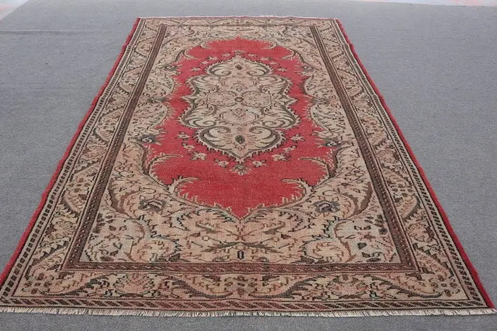 6 x 9,7 Fuß großer türkischer Vintage-Teppich, rot umrandeter Wollteppich - 1