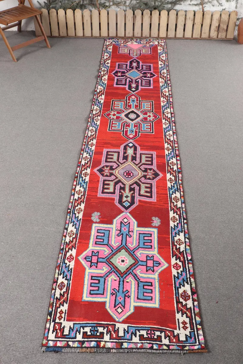 Handgefertigter marokkanischer Teppich, 2,8 x 12 Fuß, Rot und Blau