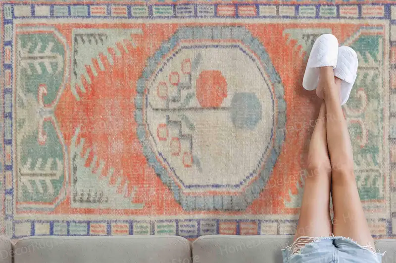 ミニマルボヘミアンプリントラグ: モダンな空間に適した色あせた落ち着いたデザイン