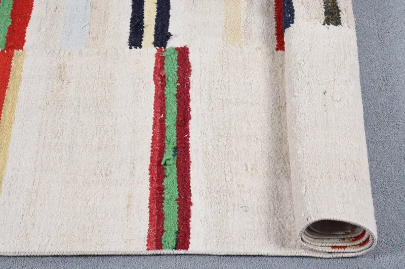 Lebendiger 4,6 x 10,3 Fuß großer Teppich, weiß mit Regenbogen-Tupfen