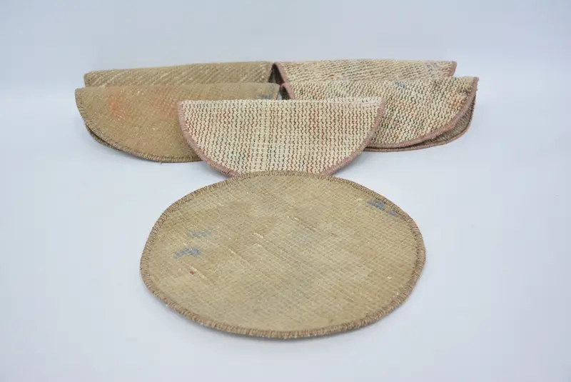 Elegantes manteles individuales beige y rosas, decoración de cocina premium