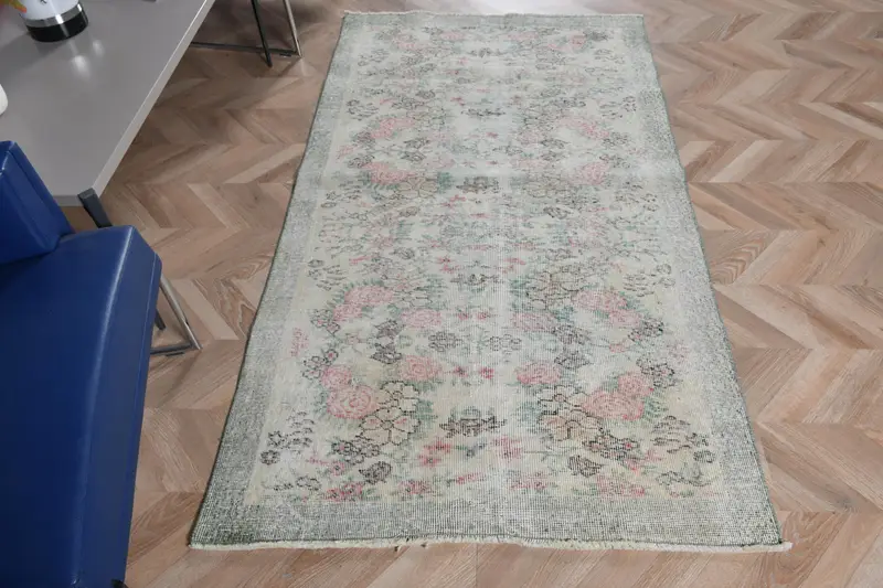 Elegante alfombra marroquí beige de 3,5x6,6 pies, elegantes detalles en verde