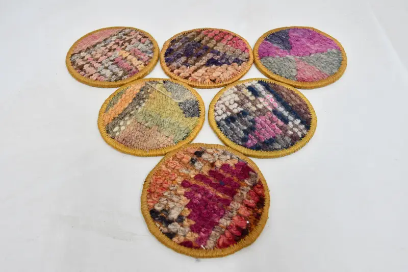 Posavasos redondos rojos y bronce, elegantes posavasos de alfombras turcas