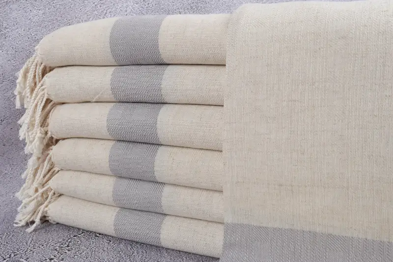 Personalisiertes Bio-Strandtuch grau gestreift, 36x71 Zoll