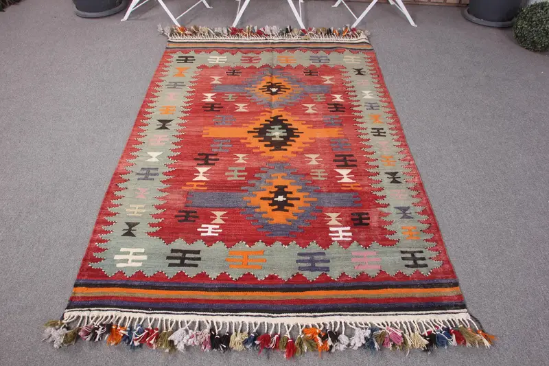 Handgefertigter roter Orientteppich, 3,9 x 5,7 Fuß mit grünen Akzenten