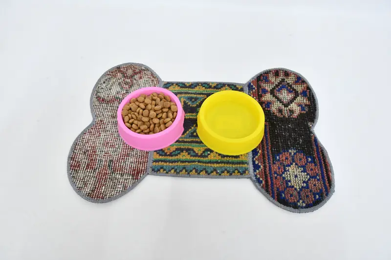 Kahverengi ve Bronz Orta Boy Evcil Hayvan Matı, Dayanıklı ve Emici Evcil Hayvan Pedi