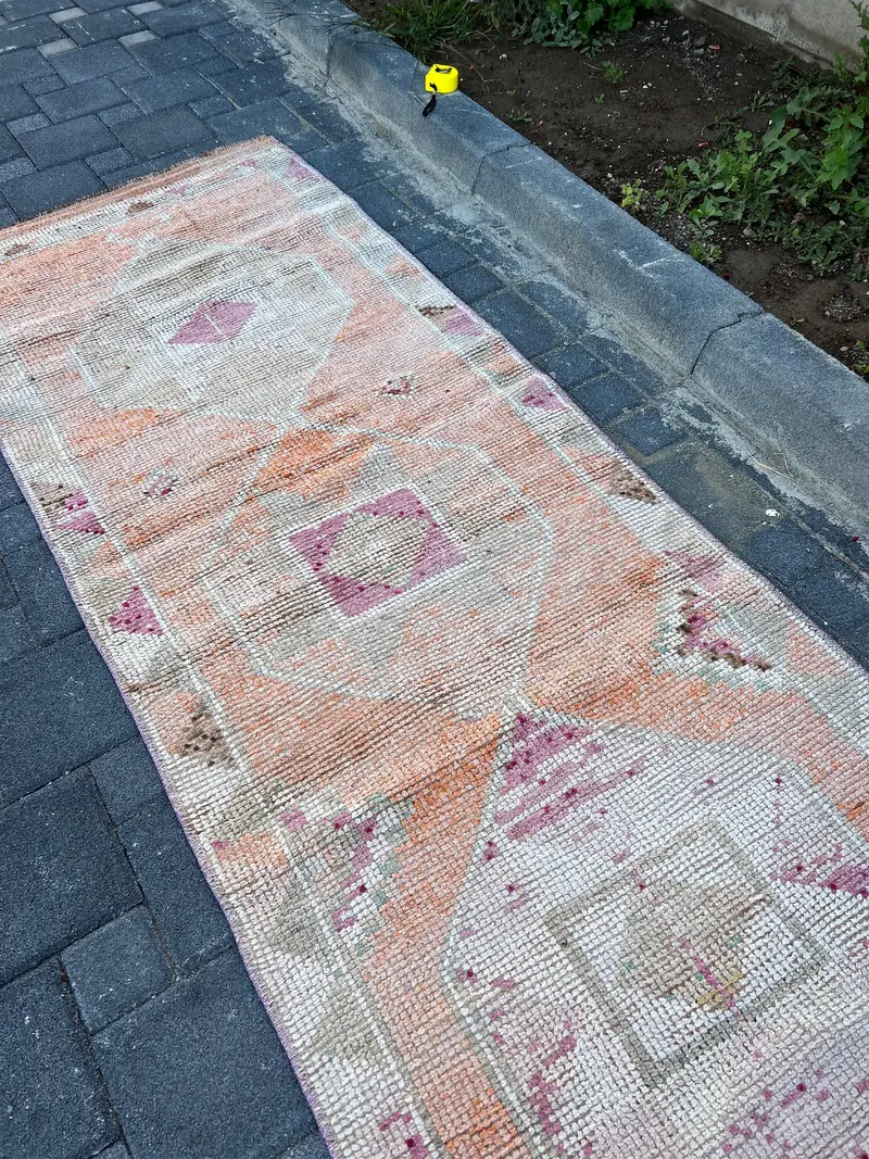 Türkischer Läuferteppich 2,9 x 10,7 Fuß, orangefarbener südwestlicher Vintage-Wollteppich - 1