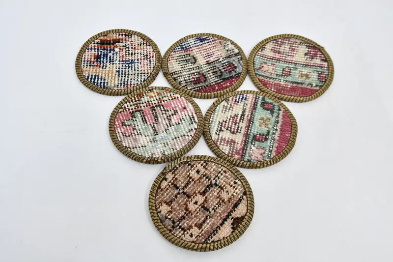 Posavasos elegantes en color beige y rojo, posavasos duraderos y elegantes.