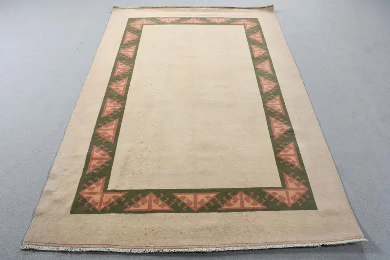 Eleganter beige-grüner Teppich, 4,8 x 7,4 Fuß großes botanisches Design