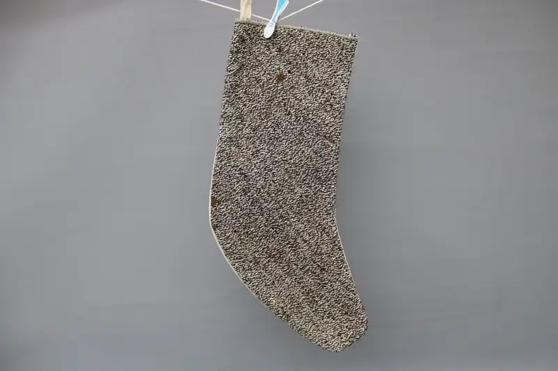 Calcetín navideño marrón de 9 pulgadas de ancho con patrón de adornos, calcetín