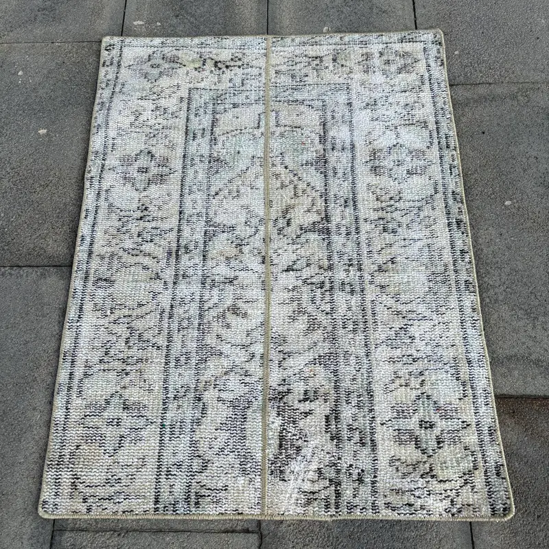 2,3 x 2,9 Fuß türkischer Oushak-Teppich, grauer floraler Vintage-Teppich aus Wolle - 1