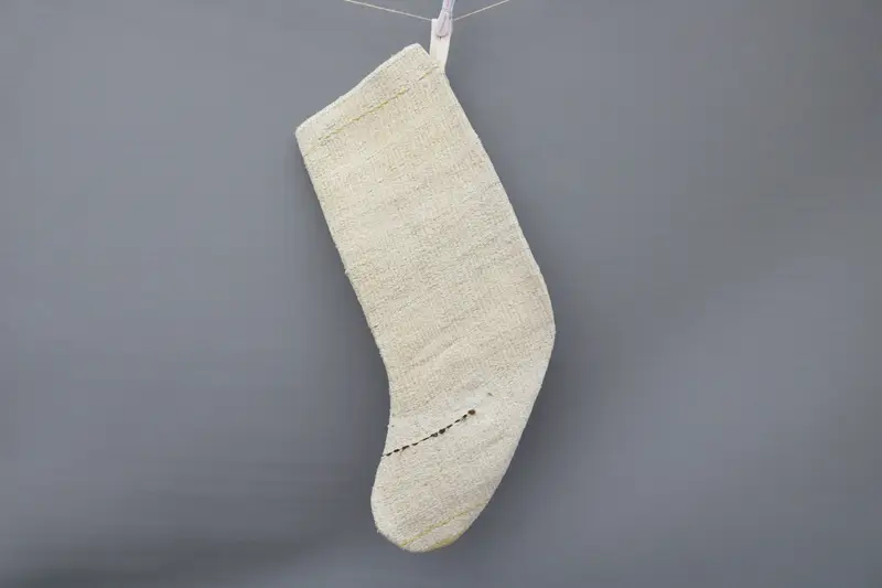 Medias navideñas beige con adornos blancos, medias festivas