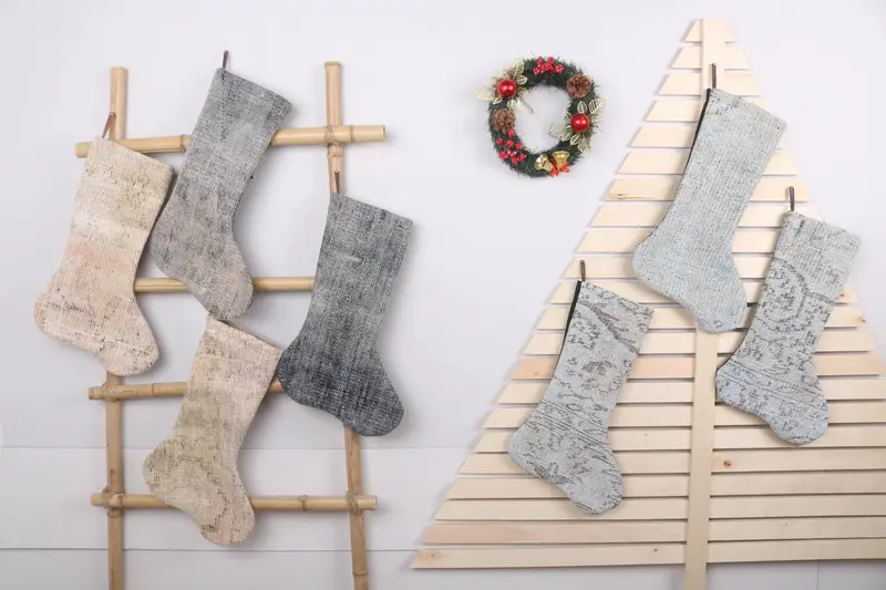 Media orgánica natural con patrón de adornos navideños, decoración de medias de regalo