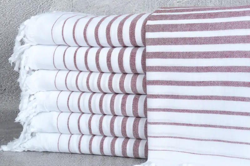 Personalisiertes Geschenkhandtuch, türkische Baumwolle, burgunderfarbene Streifen, 36 x 67 Zoll