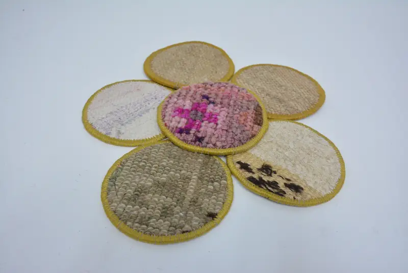 Elegantes posavasos rosas y blancos, posavasos redondos premium