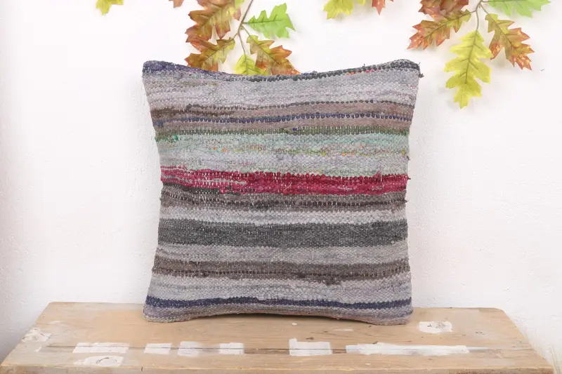 Grau-braun gestreiftes Kissen, besticktes Vintage-Kissen